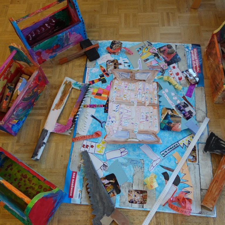 Kita-Projekt „Kleine Hände – Große Zukunft“: gebaute Murmelbahn und Werkzeuge aus einem Handwerksprojekt zur Nachwuchsförderung.