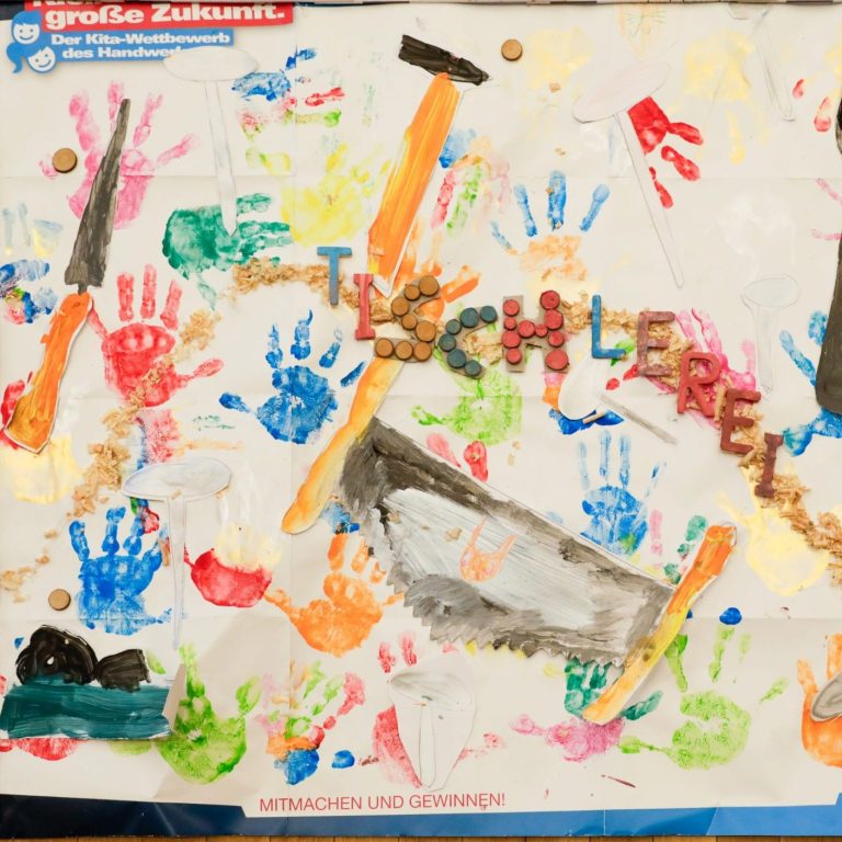 Projektbild aus dem Kita-Wettbewerb „Kleine Hände – Große Zukunft“: Murmelbahn-Projekt und Handwerksmaterialien zur Nachwuchsförderung im Ha